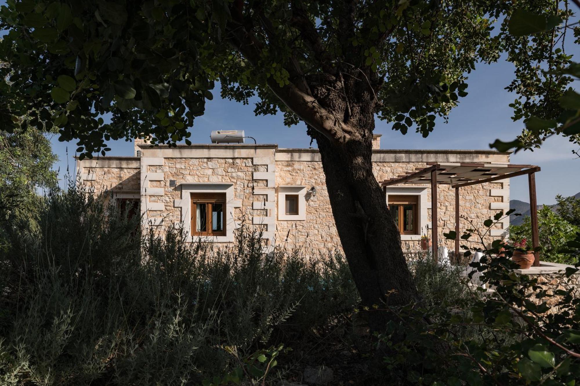 Koules Estate, With Private Pools & Bbq - Embracing Nature, By Thinkvilla Argouli Номер фото
